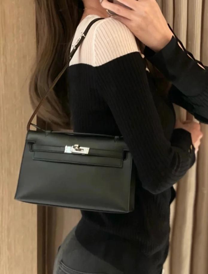 Hermès Kelly Pochette shoulder bag in a stylish leather