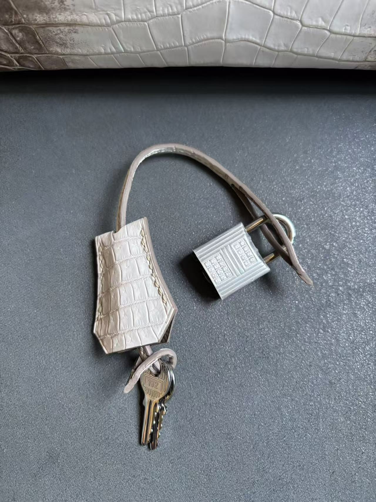 A complete set of diamond hardware for a Himalayan Birkin 25