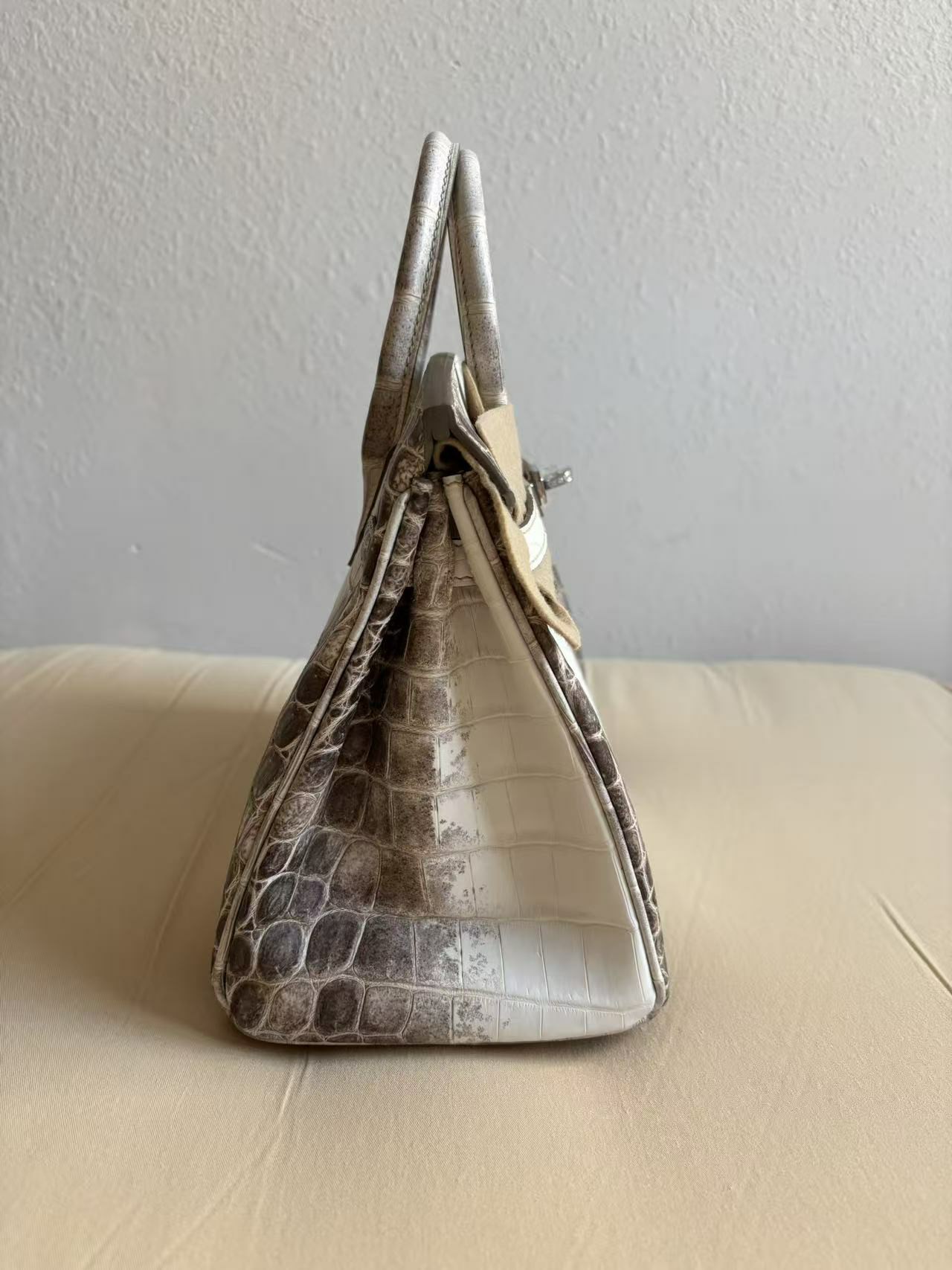 Side profile of a 25cm Himalayan Birkin, highlighting the seamless transition of the rocky grey and pearly white Niloticus gradient along the side panels and gusset.